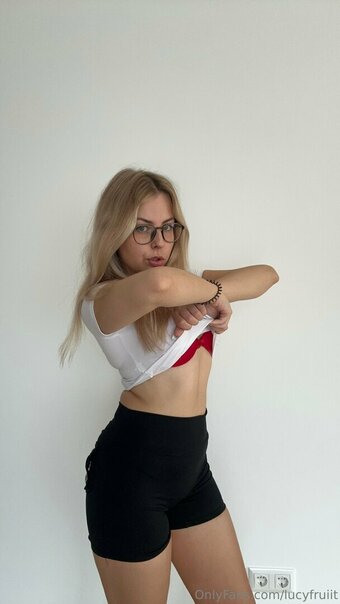lucyfruiit Nude Leaks Photo 22