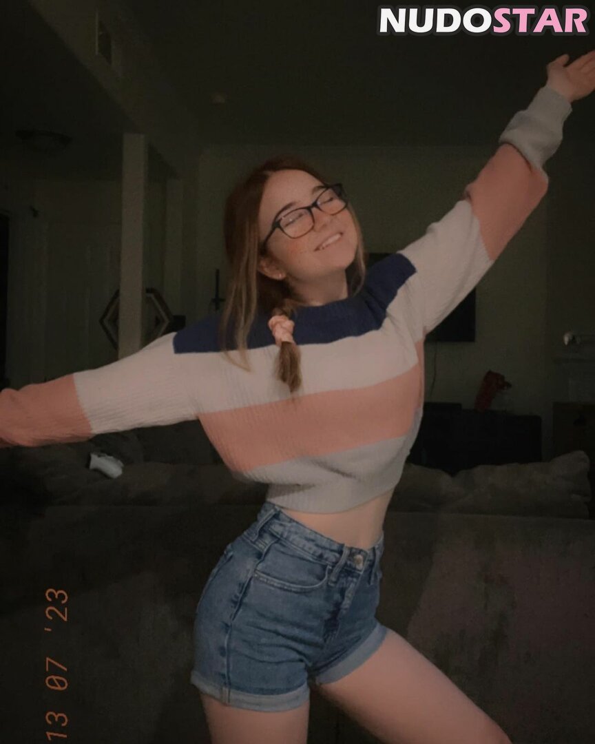 Lyssaurora's provocative display