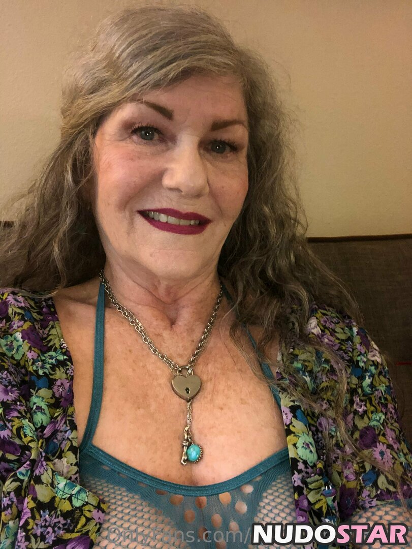 The fourth nude leak photo reveals more