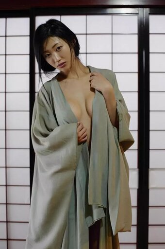 Mitsu Dan Nude Leaks Photo 16
