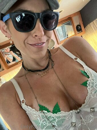 Modernmrsmaisel / maiseltv Nude Leaks Photo 29