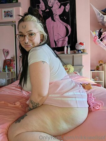 Nikkiwellsof / ggsilence / milkshakesnmeth / silence_was_taken Nude Leaks OnlyFans Photo 6