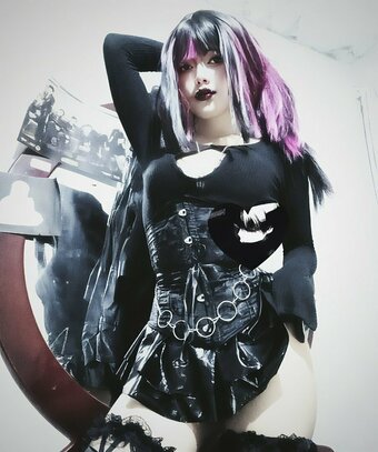 Nott_Isolate Nude Leaks Photo 1