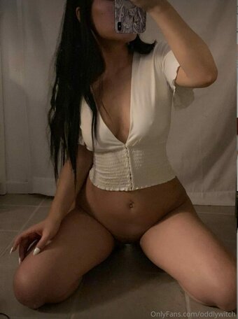 Oddlywitch / oddlyyvie / renthewitch Nude Leaks OnlyFans Photo 3
