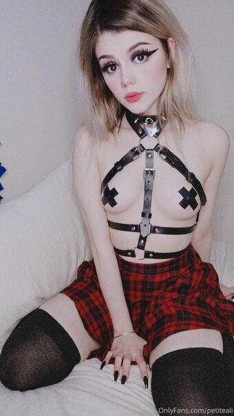 PetiteAli / LittleAlii Nude Leaks OnlyFans Photo 1