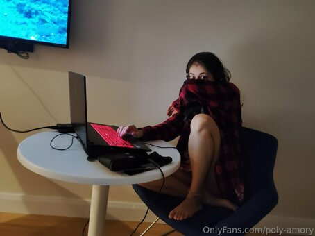 poly-amory Nude Leaks Photo 3