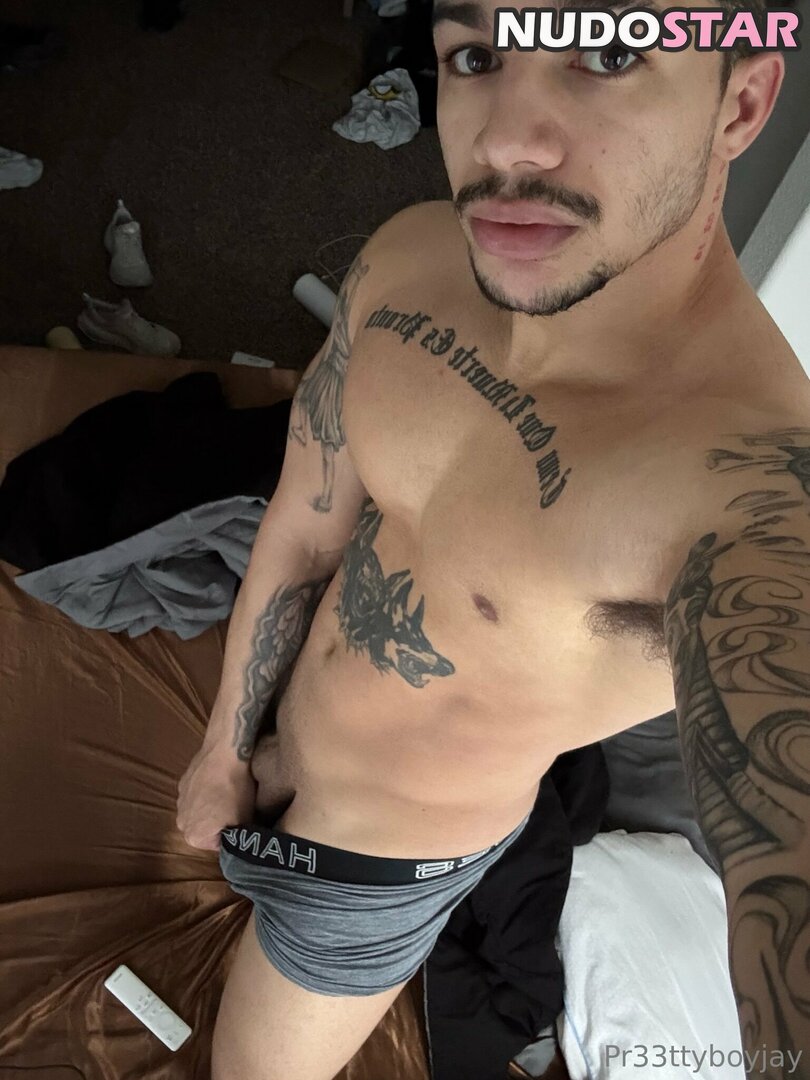 Pr33ttyboyjay's erotic pose in the mirror