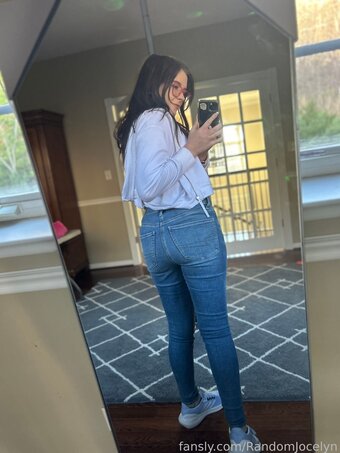 RandomJocelyn Nude Leaks Photo 17