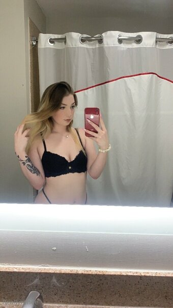 reallyyrenee Nude Leaks Photo 15