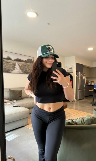 Right Hook Roxy Nude Leaks Photo 2