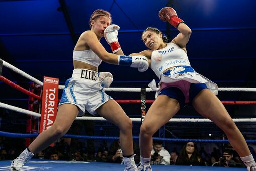 Right Hook Roxy Nude Leaks Photo 4