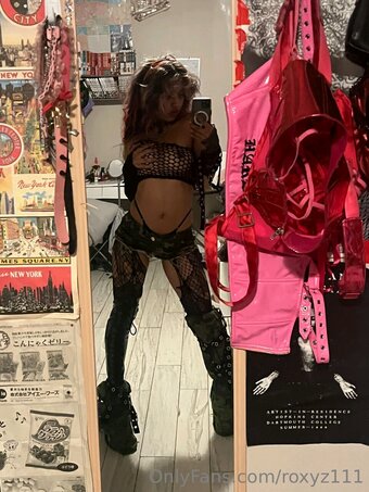 Roxyz111 / holiestsuccubus Nude Leaks OnlyFans Photo 4