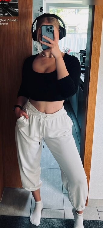 Sara Schaffhäuser Nude Leaks Photo 16