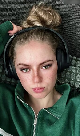 Sara Schaffhäuser Nude Leaks Photo 24