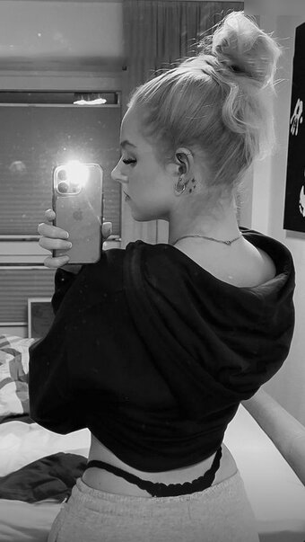 Sara Schaffhäuser Nude Leaks Photo 26