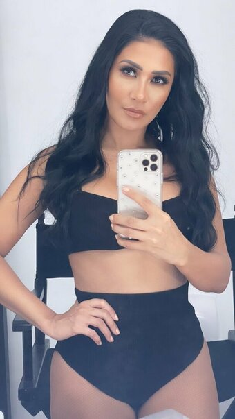 Simone E Simaria / simoneesimaria Nude Leaks Photo 8