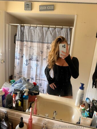 skyyleee Nude Leaks Photo 22