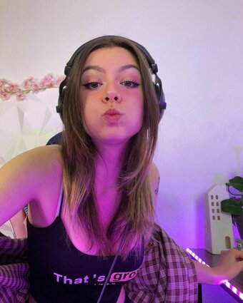 SophiaDoesRandomStuff / SoymilkOnIce / dollthingsandstuffth / https: Nude Leaks OnlyFans Photo 1