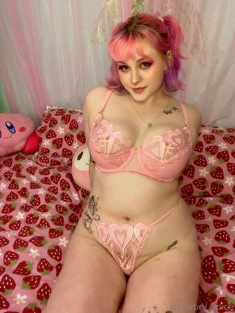 strawbry / https: / strawbryspice Nude Leaks OnlyFans Photo 3