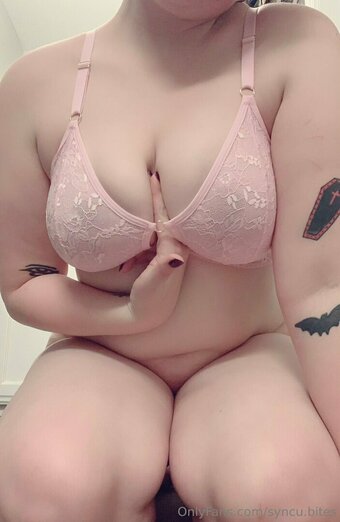 syncu.bites Nude Leaks Photo 14
