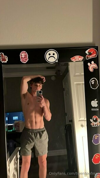 twentoofree Nude Leaks Photo 3