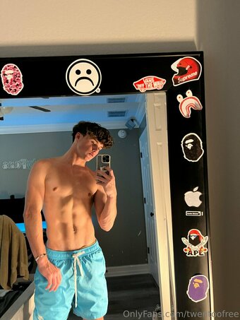 twentoofree Nude Leaks Photo 7