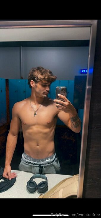 twentoofree Nude Leaks Photo 13