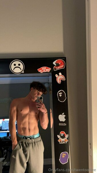 twentoofree Nude Leaks Photo 18