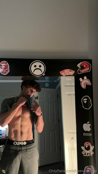 twentoofree Nude Leaks Photo 21