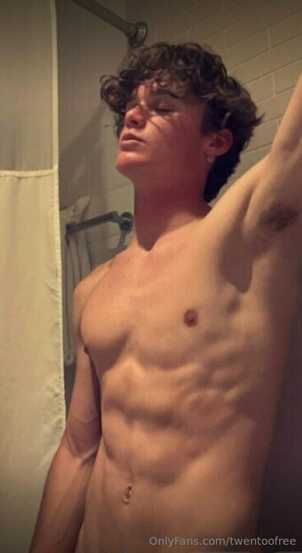 twentoofree Nude Leaks Photo 24