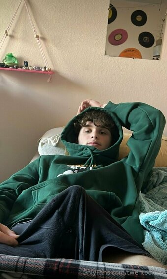 twentoofree Nude Leaks Photo 27