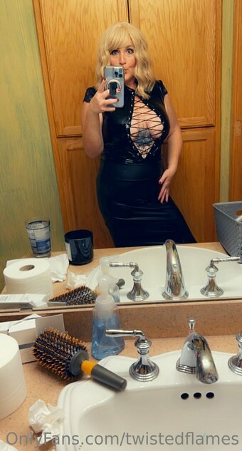 twistedflames Nude Leaks Photo 8
