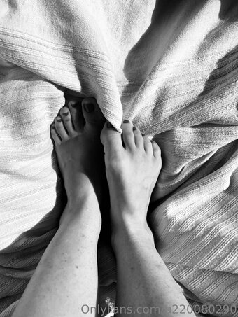 u220080290 Nude Leaks Photo 8