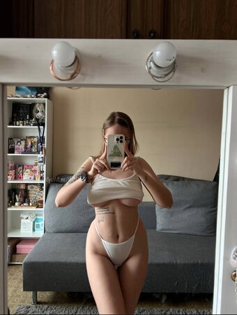 Veryweak / damnitselin / socampot / ve.weak / veryhuik Nude Leaks OnlyFans Photo 5