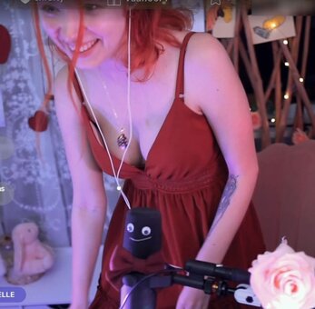 vleafnin / Littleloona Nude Leaks Photo 24