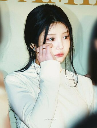 Wonhee / ILLIT / ILLIT_official... / https: / illit_official Nude Leaks Photo 6