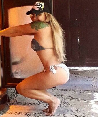 Yonca Evcimik Nude Leaks Photo 2