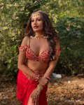 surbhi-chandna-hot-hd-photos-wallpapers-for-mobile-download-wu9x.jpg