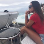 Маленькая девочка держала в руках два яблока. Её мама мягко и с улыбкой спросила.jpg